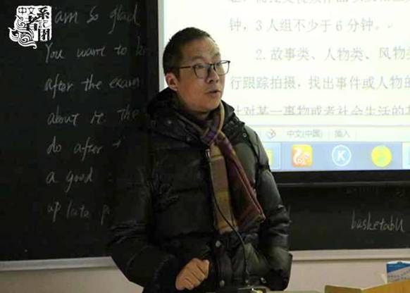 新闻学教师l利求实就采风内容进行讲解_副本.jpg