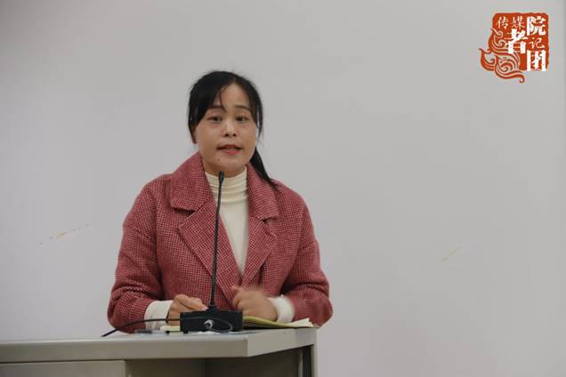 秦丽云老师在给同学们进行讲述