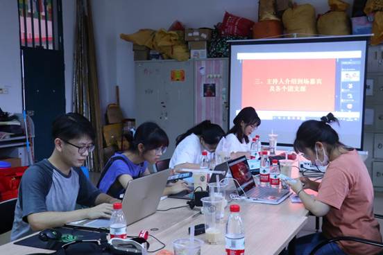 说明: 工作人员们