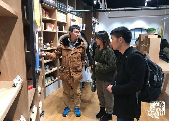 走访团向龚敏校友（前排中间）了解微信公众平台《日食记》的线下运营情况_副本.jpg