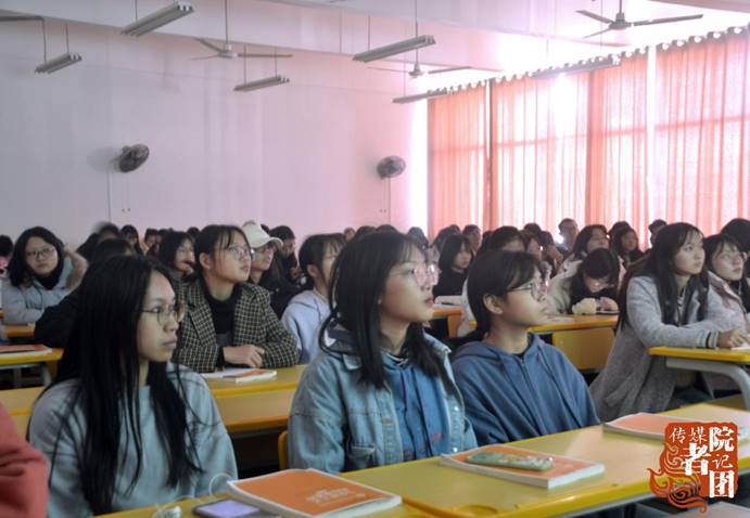 20级新闻传播学学生在观看视频_副本1