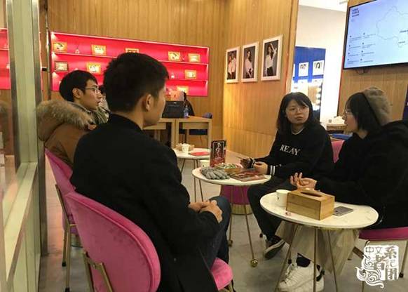 走访团向申小安、苏小琳两位校友了解上海海马体照相馆的运营事务_副本.jpg