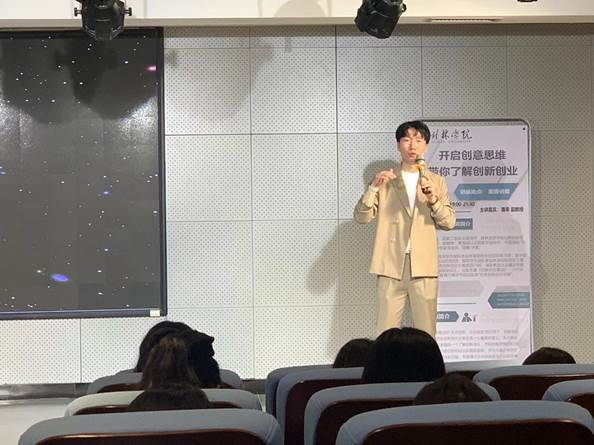 说明: 图片包含 室内, 窗户, 前, 男人描述已自动生成 说明: 图片包含 室内, 窗户, 前, 男人描述已自动生成
