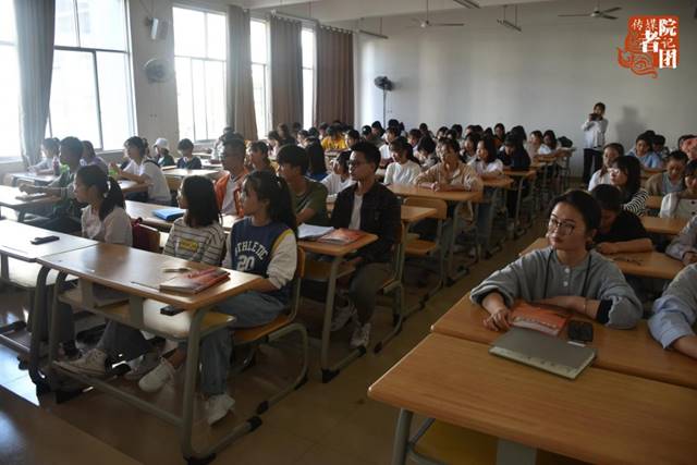 同学们在认真开班会 (2)