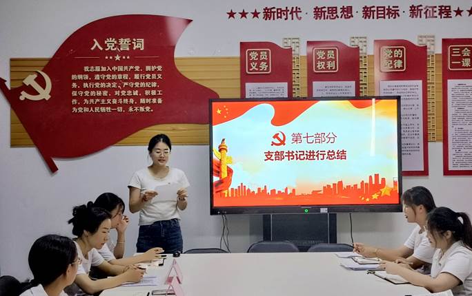 图片包含 人, 室内, 桌子, 人们描述已自动生成 图片包含 人, 室内, 桌子, 人们描述已自动生成
