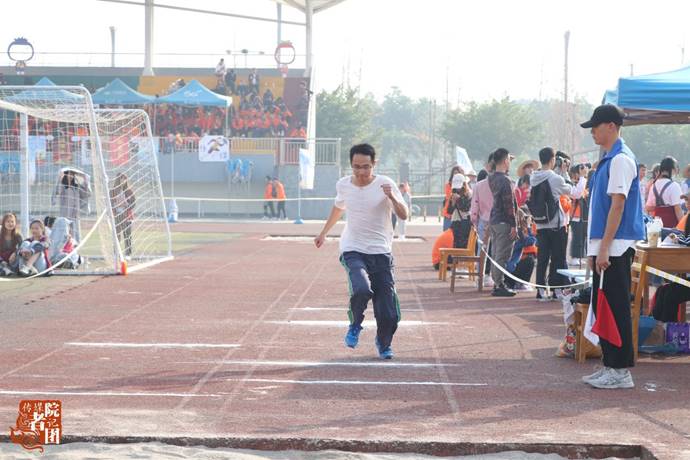 谭子龙老师在跳远助跑