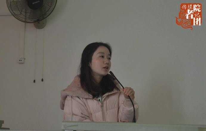 姚俊萍老师在向同学们分享观看体会副本_副本2