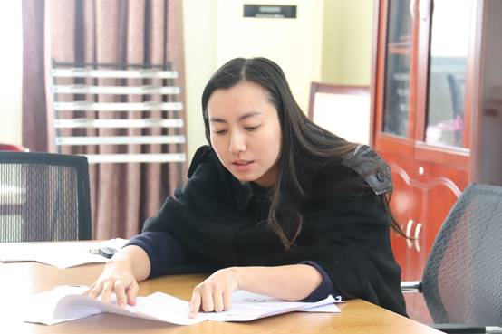 女人坐在椅子上描述已自动生成