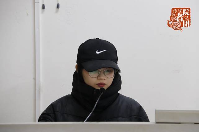 传媒学院记者团团长张琼文主持了本次会议