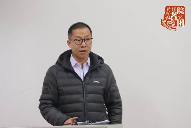 利求实老师在给同学们进行讲述