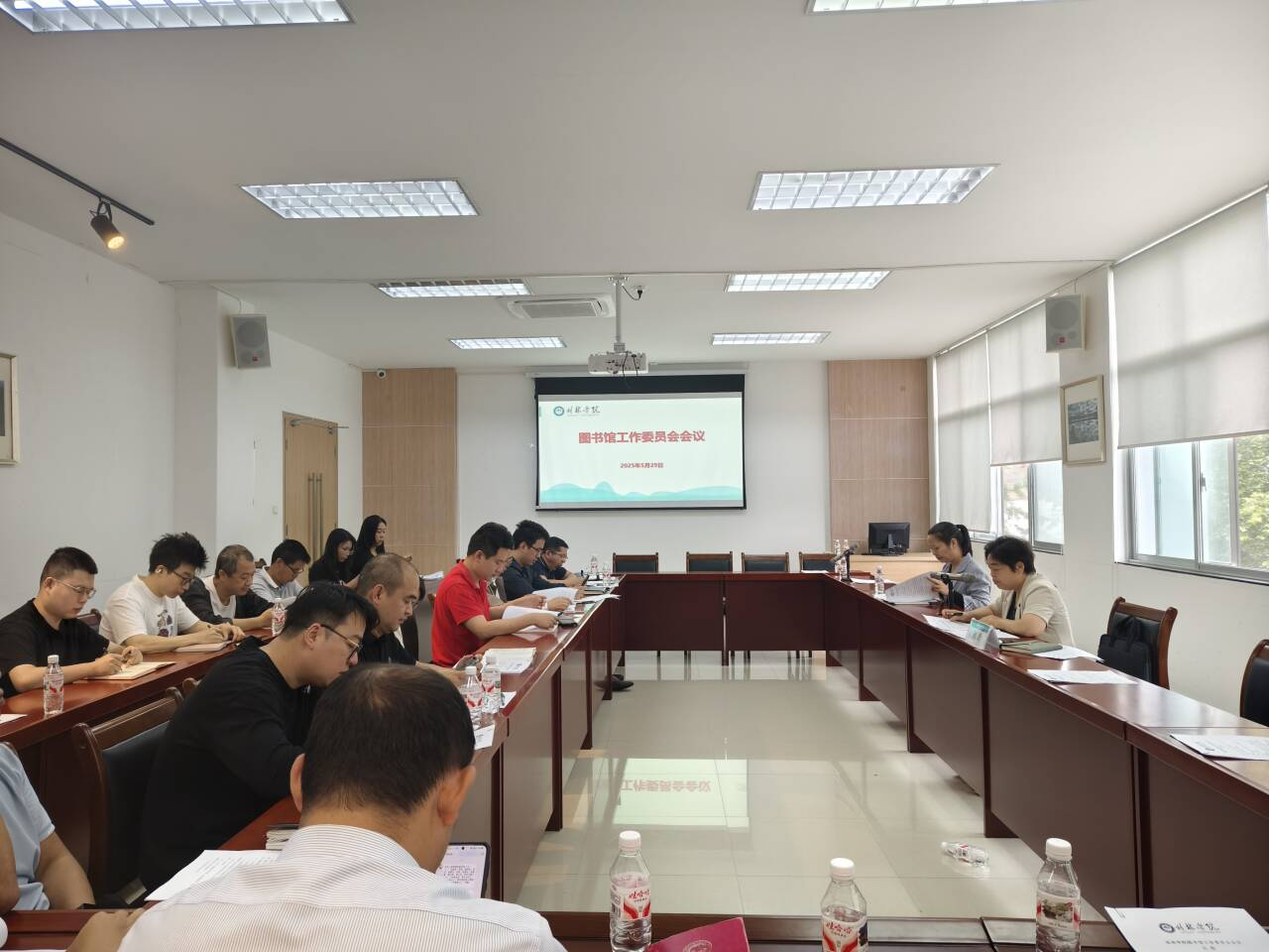 学校召开图书馆工作委员会会议