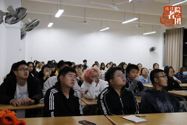 传媒学院记者团的新成员在认真听讲稿子的培训内容