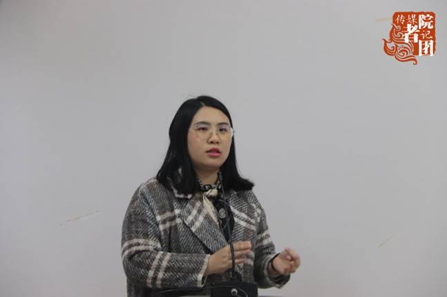 陈姮老师在给新同学们进行职业讲解 (2)