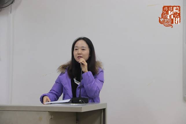 姚俊萍老师在给新同学们进行职业讲解 (2)