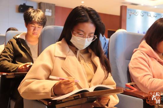 学生正在认真学习学生手册